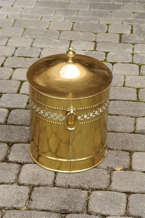 coal scuttle with lid